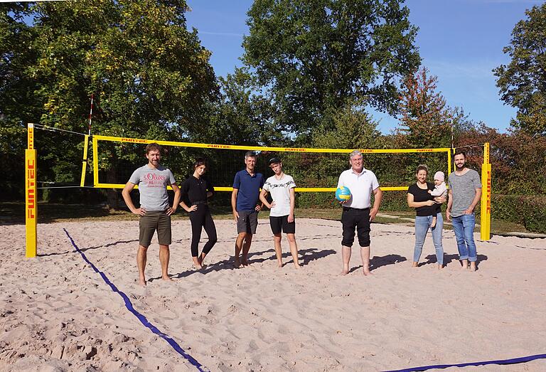Bürgermeister Konrad Schlier schlug beim ersten Spiel auf dem neuen Beachvolleyball zum Match auf. Mitspieler waren (von links) Marco Weilnhammer, Finja, Holger und Levin König, Bürgermeister Konrad Schlier mit dem Spielball sowie Anni und Tim Rösner mit ihrer Tochter Milla.