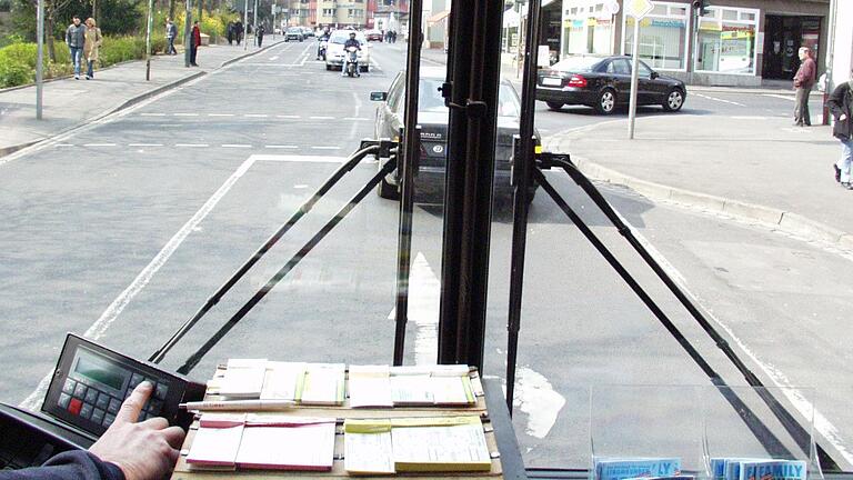 Bus-Umschalter an der Ampel: Um die Fahrzeit zu verkürzen, sollen Busse an den zehn Ampeln in der Versbacher Straße in Würzburg künftig eine Bevorrechtigung bekommen (Symbolbild).