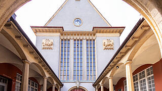 Rundgang mit Architekt Knab im Schlachthof Bad Kissingen - Bad Kissingen, Schlachthof, 03.08.2023, Rundgang mit Architekt Knab im Schlachthof Bad Kissingen.
Einer der planenden Architekten macht mit uns einen Rundgang durch den Schlachthof (Gefrier-, Kühl-, Pökelraum), der im Innern wie eine Kathedrale wirkt. Oben von der Galerie aus konnten früher Kurgäste den Schlachtbetrieb verfolgen - gegen Eintritt, versteht sich. Zu sehen sind noch alte technische Anlagen, zum Beispiel eine Kühlanlage der Firma Linde, die offiziell nun Industriedenkmal werden soll. Rundgang mit Architekt Knab im Schlachthof Bad Kissingen - Bad Kissingen, Schlachthof, 03.08.2023, Rundgang mit Architekt Knab im Schlachthof Bad Kissingen.
Einer der planenden Architekten macht mit uns einen Rundgang durch den Schlachthof (Gefrier-, Kühl-, Pökelraum), der im Innern wie eine Kathedrale wirkt. Oben von der Galerie aus konnten früher Kurgäste den Schlachtbetrieb verfolgen - gegen Eintritt, versteht sich. Zu sehen sind noch alte technische Anlagen, zum Beispiel eine Kühlanlage der Firma Linde, die offiziell nun Industriedenkmal werden soll.