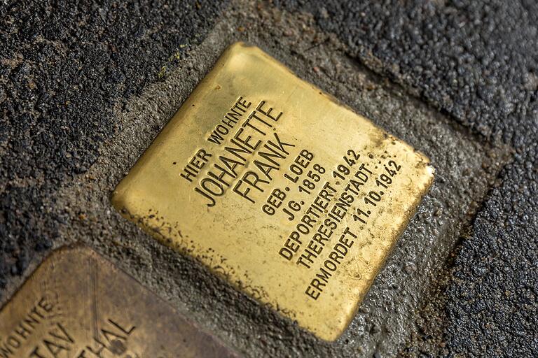 Stolperstein für Johanette Frank, die 1942 im hohen Alter in Theresienstadt ermordet wurde. Stolperstein für Johanette Frank, die 1942 im hohen Alter in Theresienstadt ermordet wurde.
