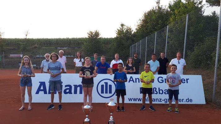 Die Finalisten und Sieger der TSV-Vereinsmeisterschaft. Foto: TSV Maßbach       -  Die Finalisten und Sieger der TSV-Vereinsmeisterschaft. Foto: TSV Maßbach