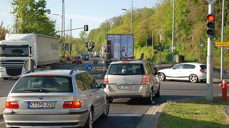 Oberhalb der Kitzinger Westtangente erstrecken sich auf dreieinhalb Hektar die Oberen Anlagen - eine grüne Oase inmitten einer Beton- und Verkehrswüste.