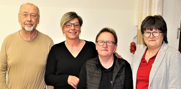 Die neue Vorsitzende der Untersambacher Dorfgemeinschaft, Michaela Mey (2. von rechts), bedankte sich bei den ausgeschiedenen Vorstandsmitgliedern Klaus Widmaier, Sabine Fröhlich und Roswitha Wolf (von links). Die neue Vorsitzende der Untersambacher Dorfgemeinschaft, Michaela Mey (2. von rechts), bedankte sich bei den ausgeschiedenen Vorstandsmitgliedern Klaus Widmaier, Sabine Fröhlich und Roswitha Wolf (von links).