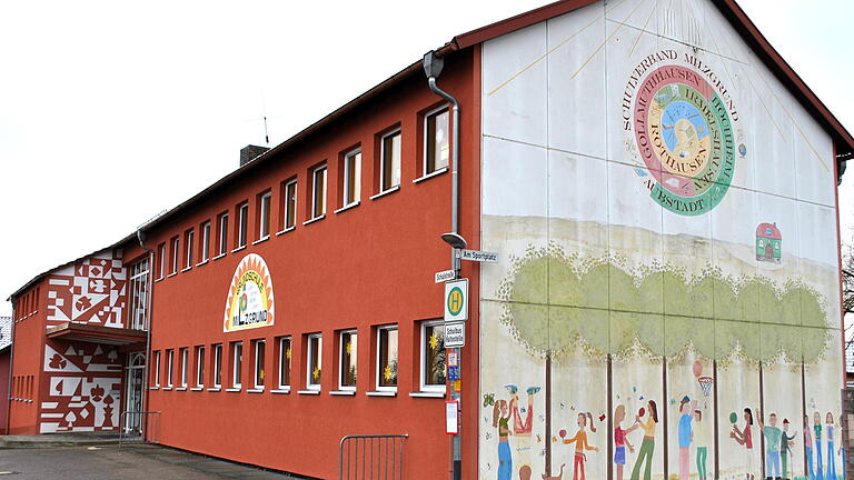 In Aubstadt steht die Schule des Schulverbands Milzgrund neben einer großen Sporthalle und großzügigem Außengelände.