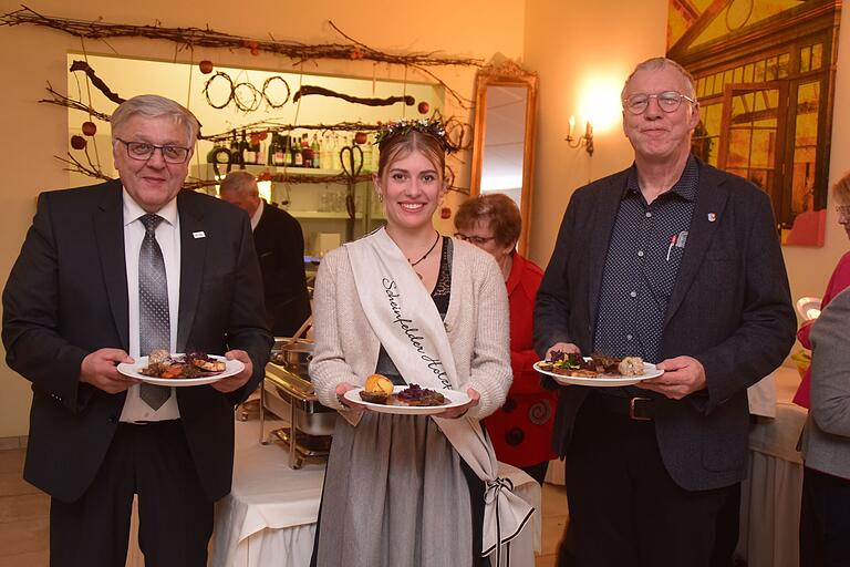 Landrat Helmut Weiß, Holzfee Nele Wiesinger und Markt Nordheims Bürgermeister Harald Endreß (von links) schätzen heimische Wildgerichte.