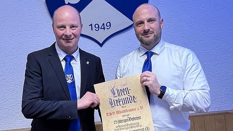 Manuel Vorndran (links) und Mario Dietrich mit der Ehrenurkunde des BLSV zum 75. Vereinsjubiläum.       -  Manuel Vorndran (links) und Mario Dietrich mit der Ehrenurkunde des BLSV zum 75. Vereinsjubiläum.