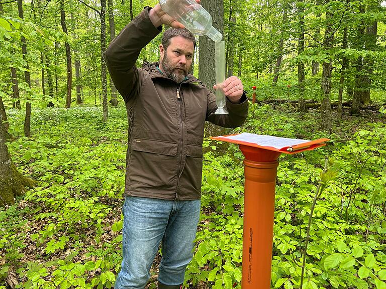 Kraus möchte den  Wasserfluss entschleunigen und Feuchtgebiete schaffen: 'Das kleinräumliche Vorgehen ist das Rezept für den Wald der Zukunft!'.