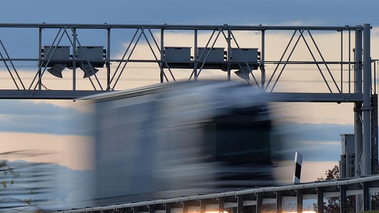 Ausweitung Lkw-Maut       -  Die Lkw-Maut wird ausgeweitet.