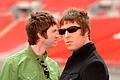 Oasis - Noel und Liam Gallagher       -  Die Brüder Noel (l) und Liam Gallagher kehren auf die Bühne zurück - und ihre Alben in die Charts.