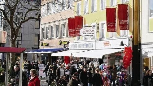 Allen Rettungsversuchen zum Trotz: Die beiden Gebäude an der Ecke Wichtermann-Platz zur Apostelgasse werden abgerissen.