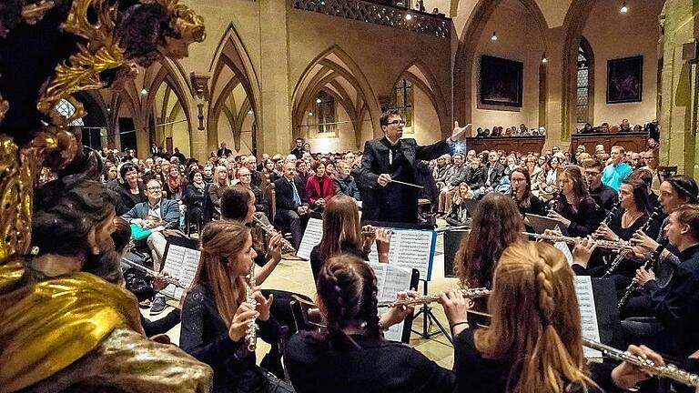 310 Musikanten gestalteten das traditionelle Weihnachtskonzert des Celtis-Gymnasiums in der St. Johanniskirche.