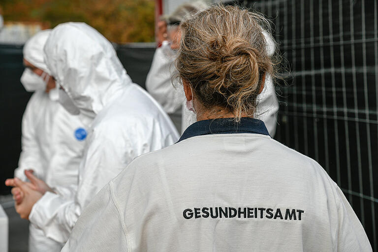 Mitarbeiter des Gesundheitsamtes in Würzburg im Sommer an der Teststrecke für Reiserückkehrer. Mitarbeiter des Gesundheitsamtes in Würzburg im Sommer an der Teststrecke für Reiserückkehrer. 