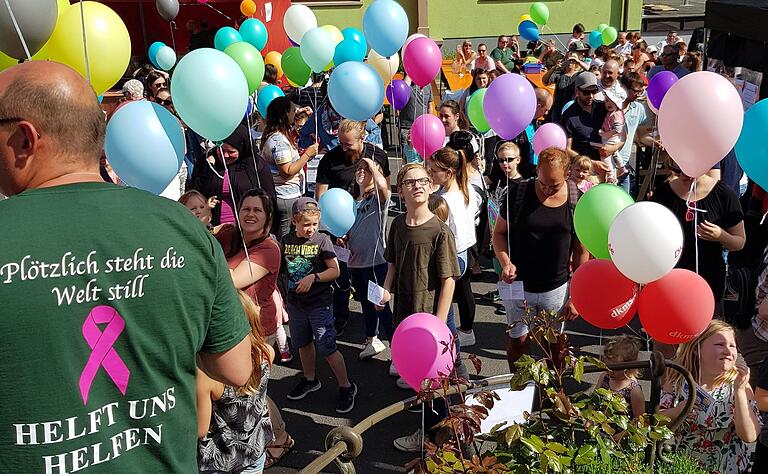 Unter dem Motto 'Marktsteinach hilft' stellten Helfer und Vereine 2019 ein Benefizfest für Melina auf die Beine. Ein Fest mit Live-Musik, Luftballonaktion und vielem mehr, bei dem 40 000 Euro zusammenkamen.