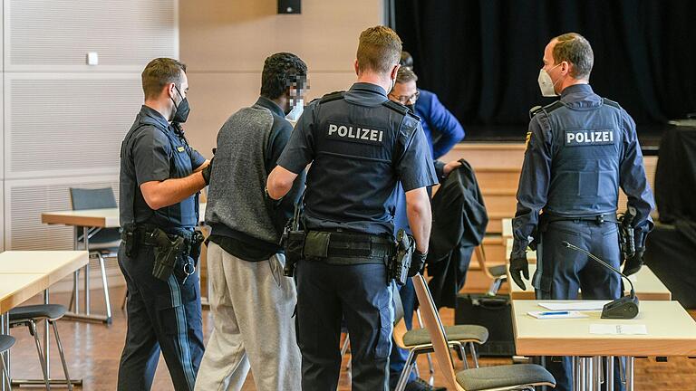 Auftakt des Prozesses gegen den Messerangreifer: Der Somalier wird vor Verhandlungsbeginn von Polizeibeamten in den Gerichtssaal gebracht. Der erste Prozesstag fand in den Veitshöchheimer Mainfrankensälen statt.