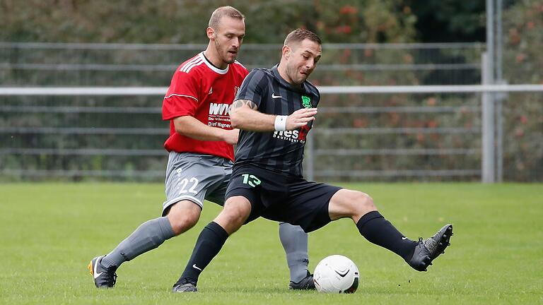 Marco Trapp (vorne, auf dem Archivbild im Zweikampf mit Matthias Schmidt vom TSV Lengfeld), einst Spielertrainer beim SV Altfeld und bei der TuS Frammersbach, wird zur neuen Saison Chefcoach beim Landesligisten SV Alemannia Haibach.