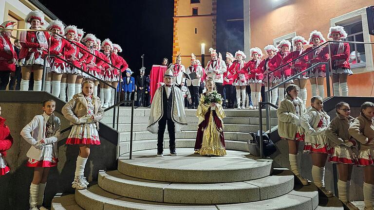 Die Prinzenpaare mit Garde und Elferrat übernehmen das Rathaus und stellen sich vor.