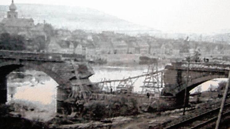 Schwer gezeichnet: die Mainbrücke, bei der im Zweiten Weltkrieg zwei Brückenbögen gesprengt wurden.