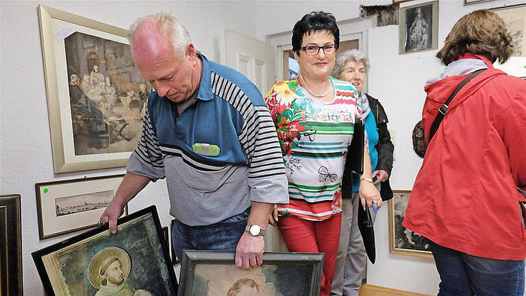 'Alte Bilderrahmen finden oft mehr Interesse als die Gemälde', stellte Stadträtin Gabriele Ebert (Mitte) fest.  Fotos: Gerd Schaar       -  'Alte Bilderrahmen finden oft mehr Interesse als die Gemälde', stellte Stadträtin Gabriele Ebert (Mitte) fest.  Fotos: Gerd Schaar