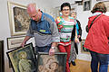 'Alte Bilderrahmen finden oft mehr Interesse als die Gemälde', stellte Stadträtin Gabriele Ebert (Mitte) fest.  Fotos: Gerd Schaar       -  'Alte Bilderrahmen finden oft mehr Interesse als die Gemälde', stellte Stadträtin Gabriele Ebert (Mitte) fest.  Fotos: Gerd Schaar