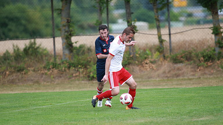 Fußball, Kreisliga Würzburg 2: SV Erlenbach - SG Hettstadt.  Ali Ceylan von der SG Hettstadt bedrängt den Erlenbacher Lukas Liebler.