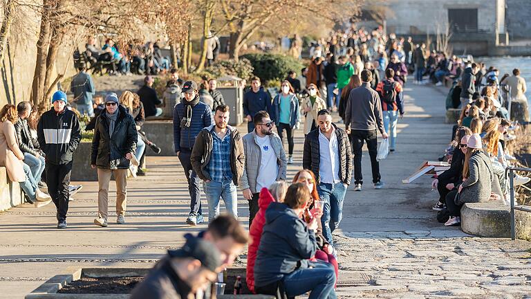 Zahlreiche Menschen nutzten das herrliche Wetter und die Sonnenstrahlen am Wochenende zum Verweilen an der frischen Luft, wie hier am Samstag am Mainkai in Würzburg. Nicht immer wurden hierbei die Corona-Regeln eingehalten.