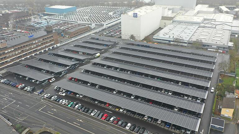 Auf einer Dachfläche von 14 000 Quadratmetern und mit knapp 8000 verbauten Modulen erzeugt die Photovoltaik-Anlage auf dem ZF-Parkplatz in der Spitzenleistung über 2,5 Megawatt Strom. Um genügend regenerativen Strom zur Erzeugung von Wasserstoff zu haben, müsste in Stadt und Landkreis Schweinfurt massiv in den Ausbau der Erneuerbaren investiert werden.