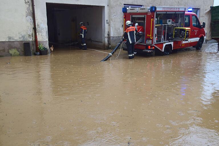 Kniehoch stand das Regenwasser im Hof der Schallfelder Aumühle.