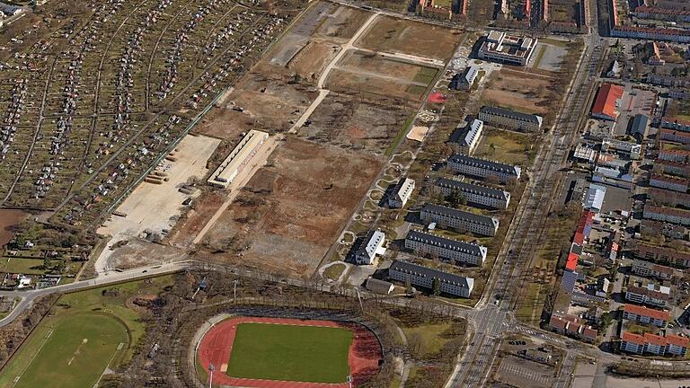 Luftbild der früheren Ledward Kaserne: Im Vordergrund das Sachs-Stadion, rechts von der Kleingartenanlage das Areal der Landesgartenschau rund um die noch stehende Panzerhalle 237.