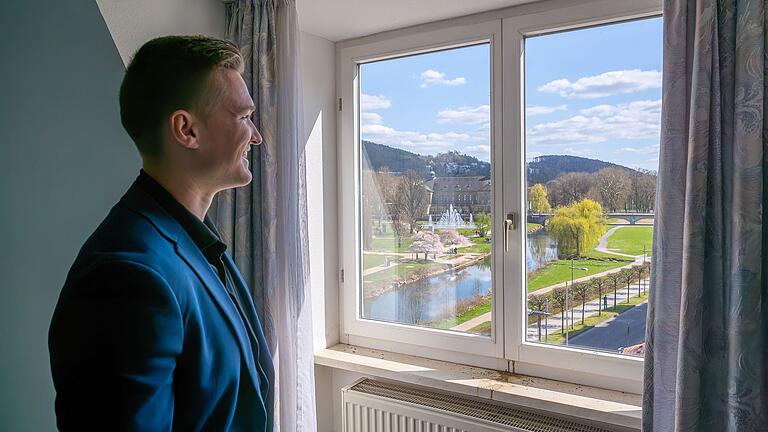 Felix Blaßdörfer schaut von einer Wohnung im Obergeschoss in Richtung Rosengarten. Felix Blaßdörfer schaut von einer Wohnung im Obergeschoss in Richtung Rosengarten.