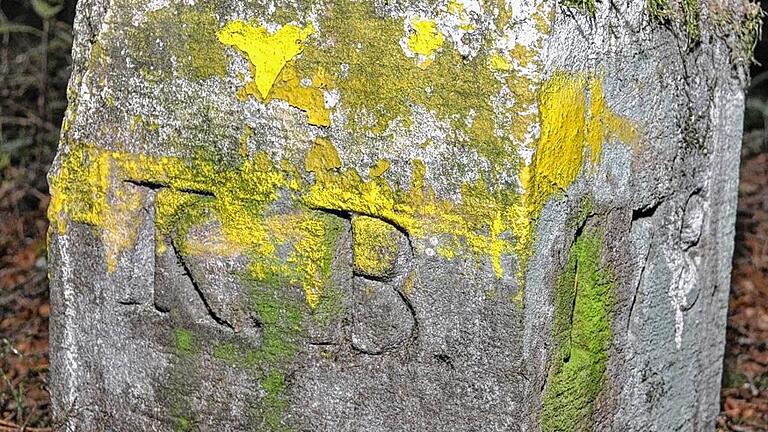 So sieht ein Grenzstein aus der Zeit des Königreichs Bayern aus. Die andere Seite trägt die Initialen des Herzogtums Meiningen. So sieht ein Grenzstein aus der Zeit des Königreichs Bayern aus. Die andere Seite trägt die Initialen des Herzogtums Meiningen.