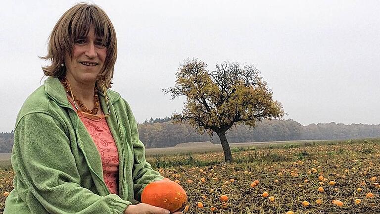 Herbstzeit ist Kürbiszeit: Eva Warmuth auf einem ihrer Kürbisfelder bei Wargolshausen.