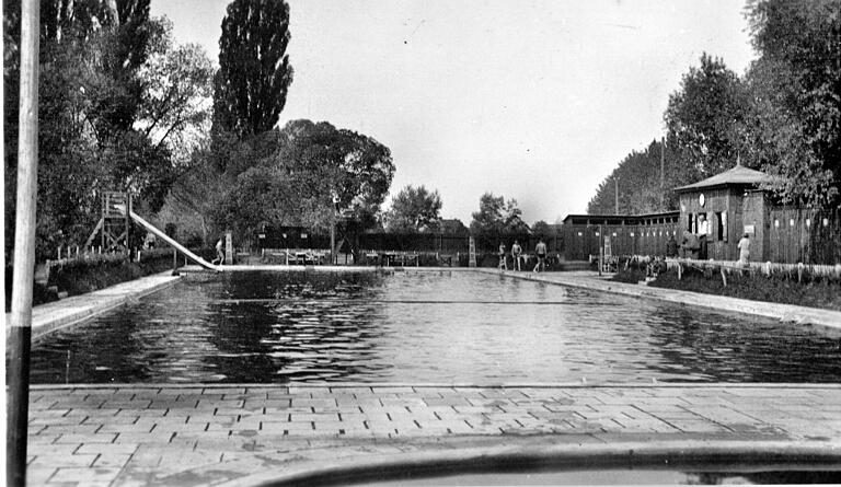 Am südlichen Beckenrand (hinten links im Bild) führte eine Wasserrutsche ins Schwimmbecken. Am südlichen Beckenrand (hinten links im Bild) führte eine Wasserrutsche ins Schwimmbecken.