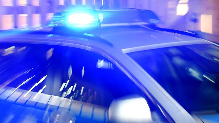 Blaulicht auf einem Polizeiauto       -  Eine Frau soll einen 64-Jährigen in Kaiserslautern mit einem Messer getötet haben. Offenbar ging der Tat ein sexueller Übergriff gegen die 20-Jährige zuvor.