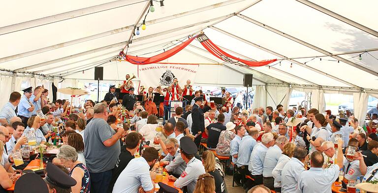 Impressionen vom großen Geburtstagsfest - ein Feuerwehrfest das in Erinnerung bleiben wird. Zum Fest 150 Jahre Feuerwehr Kirchschönbach gab es einen großen Umzug durch die Ortschaft. Neben 25 Feuerwehren sorgten drei Musik-Kapellen (Oberschwarzach, Kitzingen / Wiesenbronn, Reupelsdorf) für beste Feststimmung. Das Festgelände war im Anschluss an den Umzug bis auf den letzten Platz 'ausverkauft'. Feuerwehren, Blaskapellen, Ehrengäste und Besucher fühlten sich sehr wohl.