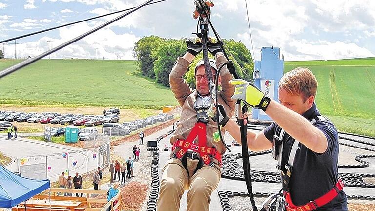 Mutig, mutig: Stadtrat Thomas Schlembach wagte sich im Freizeitpark an die Seilbahn.