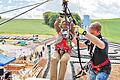 Mutig, mutig: Stadtrat Thomas Schlembach wagte sich im Freizeitpark an die Seilbahn.