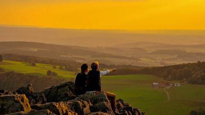 Umfrage: 7 zu 0 für den Nationalpark       -  Das Verlassen von Wegen wird unter Strafe gestellt, das Sammeln von Pilzen verboten; Arbeitsplätze gibt es bestenfalls ein paar, Brennholz dagegen keines mehr &ndash; Solche und ähnliche Aussagen sind seit einigen Wochen im Spessart zu hören, wenn es darum geht, die offenbar vorhandene Ansicht der Staatsregierung zu torpedieren, die den Spessart als eine denkbare Kulisse für einen dritten Nationalpark in Bayern erachtet.   Doch stimmen diese Aussagen auch? Eine Umfrage dieser Zeitung unter denen, die es wissen müssen, zeigt, dass an vielen Befürchtungen wenig bis nichts dran ist. Die Einschränkungen, die manche Skeptiker mit einem Nationalpark verbinden, spielen in der Praxis offenbar kaum eine Rolle.   Wohl auch deshalb fügen sich gut 45 Jahre nach der Gründung und knapp 20 Jahre nach der Erweiterung des Nationalparks Bayerischer Wald die Einschätzungen der dortigen Bürgermeister zu einem einzigen Loblied auf die Institution Nationalpark zusammen. Ohne diesen, so der Tenor, wäre die Region nicht die, die sie heute ist.   Freilich war und ist der Nationalpark auch im Bayerischen Wald ein kontrovers diskutiertes Thema. Insbesondere die deutliche Erweiterung des 1970 als erstes Schutzgebiet dieser Art in Deutschland gegründeten Parks im Jahr 1997 ließ die Emotionen hochkochen. Zankapfel war damals vor allem ein Aspekt, der im von Laubholz dominierten Hochspessart freilich keine ernst zu nehmende Rolle spielen dürfte: der Borkenkäfer. Das auf Nadelholz spezialisierte Schadinsekt konnte dort, wo die Natur sich selbst überlassen wurde, ungehindert fressen. Auf riesigen Flächen starben Fichtenwälder ab, braune Baumleichen blieben zurück. Ein Anblick, den im Erweiterungsgebiet des Nationalparks viele nicht haben wollten.   Die Erweiterung kam dennoch. Das hatte verschiedene Gründe. Zum einen hatte man erkannt, dass sich dort, wo der Borkenkäfer die Nadelwälder vernichtet hatte, auf natürlichem Weg neue, attraktivere Wälder entwickelten. Vor allem aber hatte sich, so lassen es die Aussagen der Bürgermeister und des Landrats erkennen, längst die Erkenntniss durchgesetzt, dass der Nationalpark für die gesamte Region in vielerlei Hinsicht ein enormer Gewinn ist.   &bdquo;Es hat sich hervorragend entwickelt&ldquo;, bilanziert Helmut Vogl. Der 59-Jährige Bürgermeister von St. Oswald-Riedlhütte kennt die Nationalparkdiskussion von Anfang an. Sie sei am Anfang kontrovers und &bdquo;nicht einfach&ldquo; gewesen. Heute jedoch identifizierten sich 80 Prozent der Menschen vor Ort mit dem Nationalpark, so seine Einschätzung.   Alle Bürgermeister im Nationalparkgebiet kennen die Ängste, beispielsweise die, dass niemand mehr den Wald betreten oder Pilze sammeln darf. &bdquo;Das ist alles Käse&ldquo;, sagt Herbert Schreiner, Bürgermeister von Frauenau: &bdquo;Kein Mensch interessiert sich, ob wir Schwammerl suchen.&ldquo; Betretungseinschränkungen gebe es lediglich im Winter und in Ruhezonen für Haselhuhn und Auerhahn, beides Arten, die im Spessart nicht vorkommen. Ansonsten spiele das Thema im Nationalparkalltag so gut wie keine Rolle.   Wichtig, das betonen alle Bürgermeister aus dem Nationalparkgebiet, sei die verständnisvolle und enge Zusammenarbeit der Nationalparkleitung mit den Kommunen. &bdquo;Wenn das läuft, ist ein Nationalpark ein Segen&ldquo;, sagt Gerti Menigat, seit 14 Jahren Bürgermeisterin von Lindberg. Der Ort hat 2400 Einwohner &ndash; und zählt 100 000 Übernachtungen pro Jahr. Eine Größenordnung, die etwa auch auf die übrigen Gemeinden im Nationalparkgebiet zutrifft. Kein Wunder, dass sämtliche Bürgermeister davon sprechen, dass heute der Tourismus das Hauptstandbein ihrer Gemeinden ist.   Alfons Schinabeck, 50 Jahre alt und Bürgermeister von Neuschönau, sagt, dass aus seiner Gemeinde rund 30 Menschen direkt beim insgesamt rund 200 Arbeitsplätze bietenden Nationalpark beschäftigt sind. Vie bedeutender sei jedoch eine andere Zahl: In Hotellerie, Gastronomie, Einzelhandel und Dienstleistungsbereich hängten die Arbeitsplätze von rund 500 der 2300 Einwohner von Neuschönau indirekt vom Nationalpark ab, schätzt der Bürgermeister.   1,2 Millionen Besucher zählt der Nationalpark Bayerischer Wald pro Jahr. Angelockt werden sie nicht nur durch die Natur, sondern auch durch eine Vielzahl an Einrichtungen, die durch den Nationalpark selbst oder durch Investoren gebaut wurden. Infozentren, Walderlebnishäuser, Naturspielplätze, Museen, Tiergehege, ein Baumwipfelpfad. Der Nationalpark sei ein &bdquo;toller Projektpartner&ldquo;, sagt Schinabeck. Erst in diesem Jahr habe man zusammen ein Holzfest veranstaltet. Es kamen 10 000 Besucher. &bdquo;Lieber lebt's, bevor nichts passiert&ldquo;, sagt der Bürgermeister dazu.    &bdquo;Wir müssen froh sein, dass wir den Nationalpark haben&ldquo;, ist auch Ernst Kandlbinder überzeugt. Den Mehrwert des Nationalparks könne &bdquo;man mit Geld nicht bezahlen&ldquo;. Seine Amtskollegin Menigat unterstreicht, dass der Nationalpark nicht nur für Besucher, sondern vor allem auch für Einheimische eine Attraktion sei. Sie sei schon fast in der ganzen Welt unterwegs gewesen, so die 57-Jährige. Ein solches Netz an Wander- und Radwegen, wie es der Nationalpark im Bayerischen Wald unterhalte, habe sie nirgendwo erlebt.   Doch gibt es wirklich keinerlei Einschränkungen, die ein Nationalpark den Gemeinden bringt? &bdquo;Da fällt mir nichts Schwerwiegendes ein&ldquo;, sagt Sebastian Gruber, der 34-jährige Landrat des Landkreises Freyung-Grafenau. Die Region lebe sehr gut mit dem Nationalpark. Der Nationalpark sei &bdquo;viel mehr als nur Naturschutz&ldquo;, nämlich ein enormer Wirtschaftsfaktor und nicht zuletzt eine &bdquo;Erweiterung der Lebensqualität&ldquo; der Einheimischen.   Die Aussagen der den verschiedensten politischen Lagern angehörenden Bürgermeister der Nationalparkgemeinden ergeben ein derart einmütiges Bild, wie man es aus der Kommunalpolitik zu einem Thema nicht häufig findet. Dass im Spessart nun kontrovers über einen möglichen Nationalpark diskutiert wird, verwundert die Kommunalpolitiker aus dem Bayerischen Wald nicht. Denn dort war es zu Beginn nicht anders.  Heute sieht man das Thema überwiegend mit völlig anderen Augen: &bdquo;Ich kann aus gemeindlicher Sicht gewiss nichts Negatives über den Nationalpark sagen. Die Kritiker mussten anerkennen, das das, was sie heraufbeschworen haben, nicht eingetreten ist&ldquo;, so das Fazit von Karlheinz Roth, CSU-Bürgermeister von Spiegelau.  Sein Neuschönauer Amtskollege Schinabeck sagt: &bdquo;Ich sehe kein Argument gegen einen Nationalpark, das bei ehrlicher Betrachtung noch stichhaltig ist.&ldquo; Welchen Rat würden die Kommunalpolitiker aus dem Bayerischen Wald nun den Spessartern geben? &bdquo;Sie sollten sich auf das Thema einlassen&ldquo;, sagt Landrat Gruber kurz und knapp.  Die Bürgermeister raten ihren Amtskollegen aus dem Spessart dringend, in den Bayerischen Wald zu kommen und sich aus erster Hand zu informieren. Helmut Vogl, der Rathauschef aus Neuschönau: &bdquo;Dann wisst Ihr, wie es wirklich ist.&ldquo;