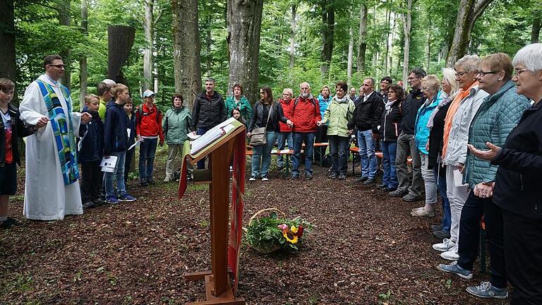 Gemeinsam beten &ndash; der Wort-Gottesdienst zum zehnjährigen Bestehen des Franziskusweges führte jung und alt zusammen.