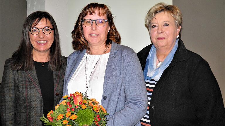 Die CSU/Freie Bürger Wählergemeinschaft Nordheim schickt Sibylle Säger (Mitte) ins Rennen um das Amt der Bürgermeisterin. Landtagsabgeordnete Barbara Becker (links) und CSU-Bezirksrätin und Wahlleiterin Gerlinde Martin gratulierten.