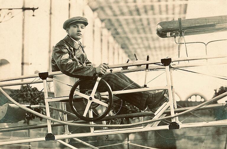 Der 19-jährige Würzburger Leo Lendner präsentierte 1910 sein erstes selbstkonstruiertes Flugzeug.