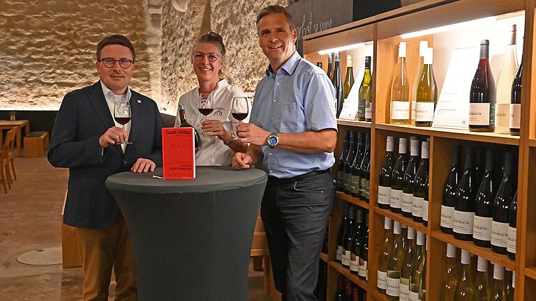 Landrat Christoph Schauder (von links), Weingästeführerin Karin Pauly und Kulturamtsleiter Frank Mittnacht freuen sich über die Aufnahme der Vinothek im Kloster Bronnbach in den Genussguide 'Gault Millau'. Landrat Christoph Schauder (von links), Weingästeführerin Karin Pauly und Kulturamtsleiter Frank Mittnacht freuen sich über die Aufnahme der Vinothek im Kloster Bronnbach in den Genussguide 'Gault Millau'.