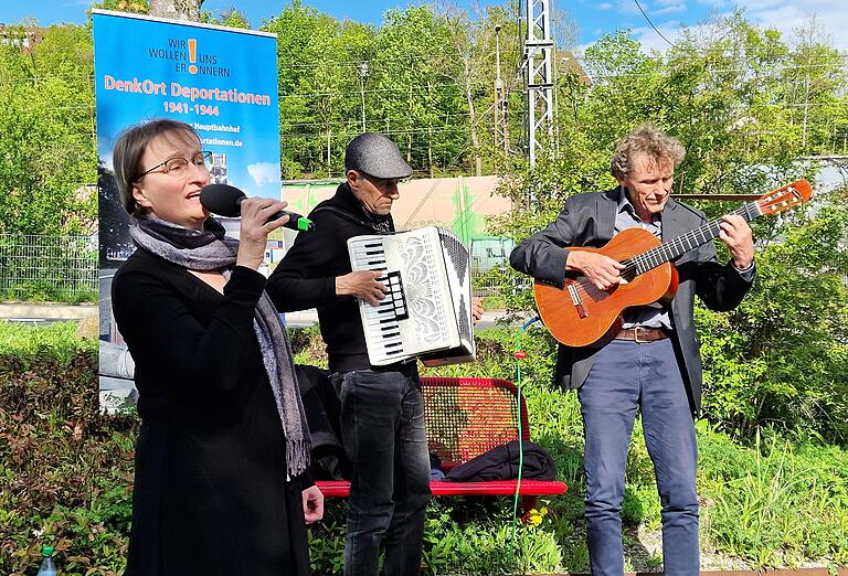 Die musikalische Gestaltung des feierlichen Aktes hatte das Ehepaar Bernhard und Claudia von der Goltz zusammen mit Rainer Schwander (Bildmitte) mit Klezmerstücken übernommen.