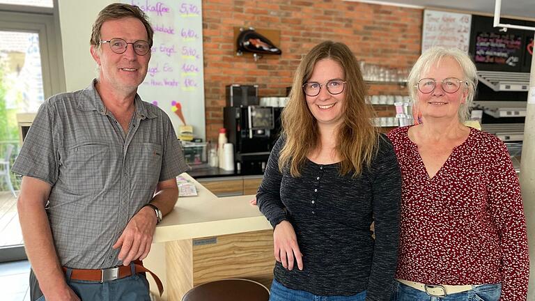 Die Bäckerei Lenhardt in Oberelsbach wird in vierter Generation fortgeführt. Ute und Joachim Lenhardt freuen sich, dass ihre Tochter Johanna (Mitte) den Betrieb übernehmen wird.