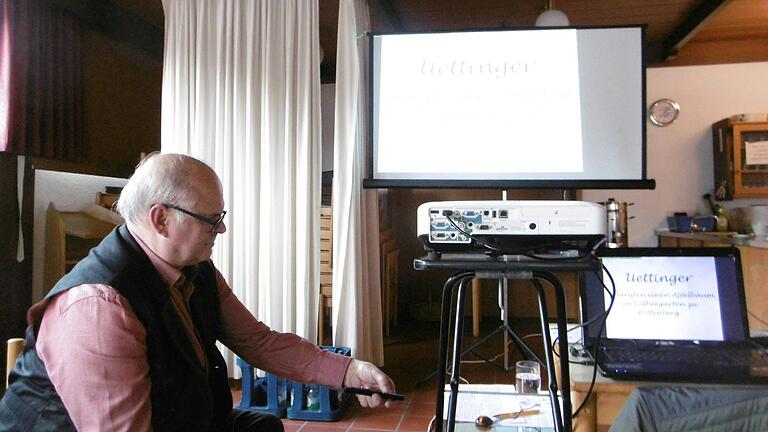 Detlef Pathe beim Bildvortrag im Barbarossa-Saal in der Aalbachtalhalle Uettingen zur Pflanzung eines Uettinger Apfelbaumes im Luthergarten Wittenberg  2014.