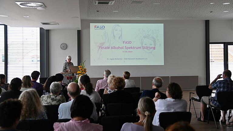 Mehr als 60 Fachkräfte aus Pädagogik, Schule, Beratung, Justiz und Gesundheitswesen informierten sich beim elften Netzwerktreffen der Koordinierungsstelle Frühe Hilfen des Landratsamtes Main-Tauber-Kreis in Tauberbischofsheim. Schwerpunktthema war in diesem Jahr die Fetale Alkoholspektrum-Störung (FASD).