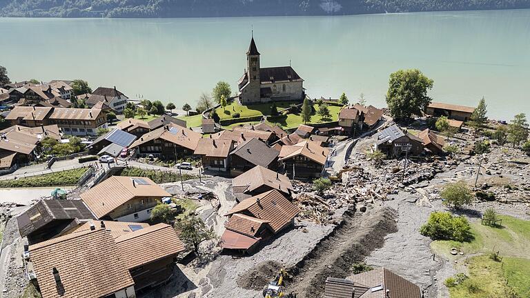 Unwetter in Brienz - Meterhohe Schuttberge türmen sich im Schweizer Örtchen Brienz. Unwetter in Brienz - Meterhohe Schuttberge türmen sich im Schweizer Örtchen Brienz.
