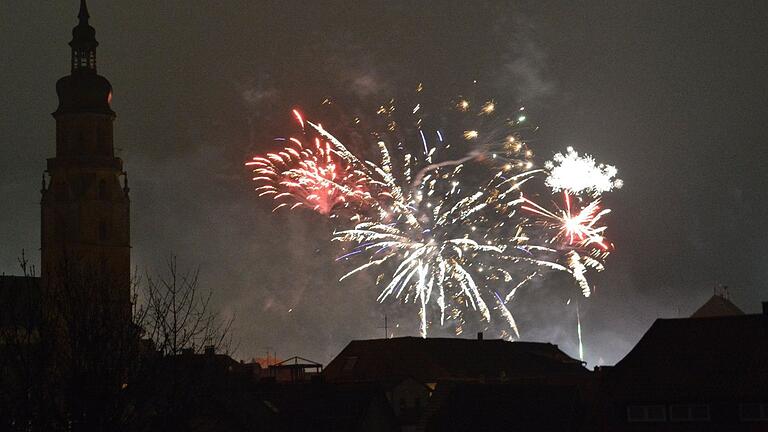Das neue Jahr wurde in Bad Königshofen mit Feuerwerk begrüßt. Das neue Jahr wurde in Bad Königshofen mit Feuerwerk begrüßt.