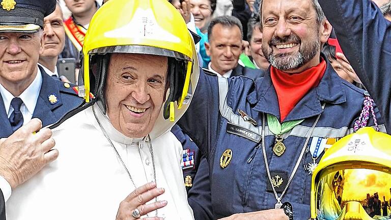 VATICAN-POPE-AUDIENCE-FIREMEN       -  Papst Franziskus ist immer für eine Überraschung gut. Hier im Gespräch mit französischen Feuerwehrmännern in Paris.