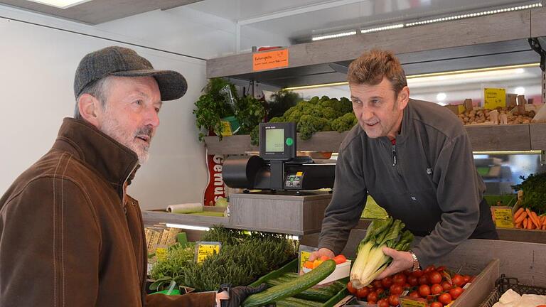 Mittwochs in Bad Bocklet: Friedrich Wagenknecht (links) ist Stammkunde bei Dieter Peterhänsel. Frisches Obst und Gemüse bedeutet für ihn Lebensqualität.  Foto: Isolde Krapf       -  Mittwochs in Bad Bocklet: Friedrich Wagenknecht (links) ist Stammkunde bei Dieter Peterhänsel. Frisches Obst und Gemüse bedeutet für ihn Lebensqualität.  Foto: Isolde Krapf