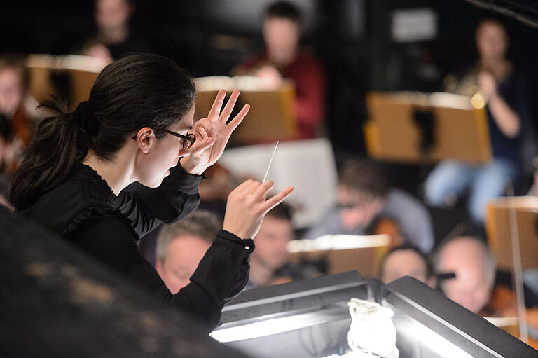 Marie Jacquot am Pult des Philharmonischen Orchesters Würzburg.